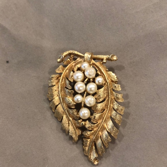 ❤️Vintage leaf and pearl GOLD plated ❤️brooch. - Picture 2 of 4